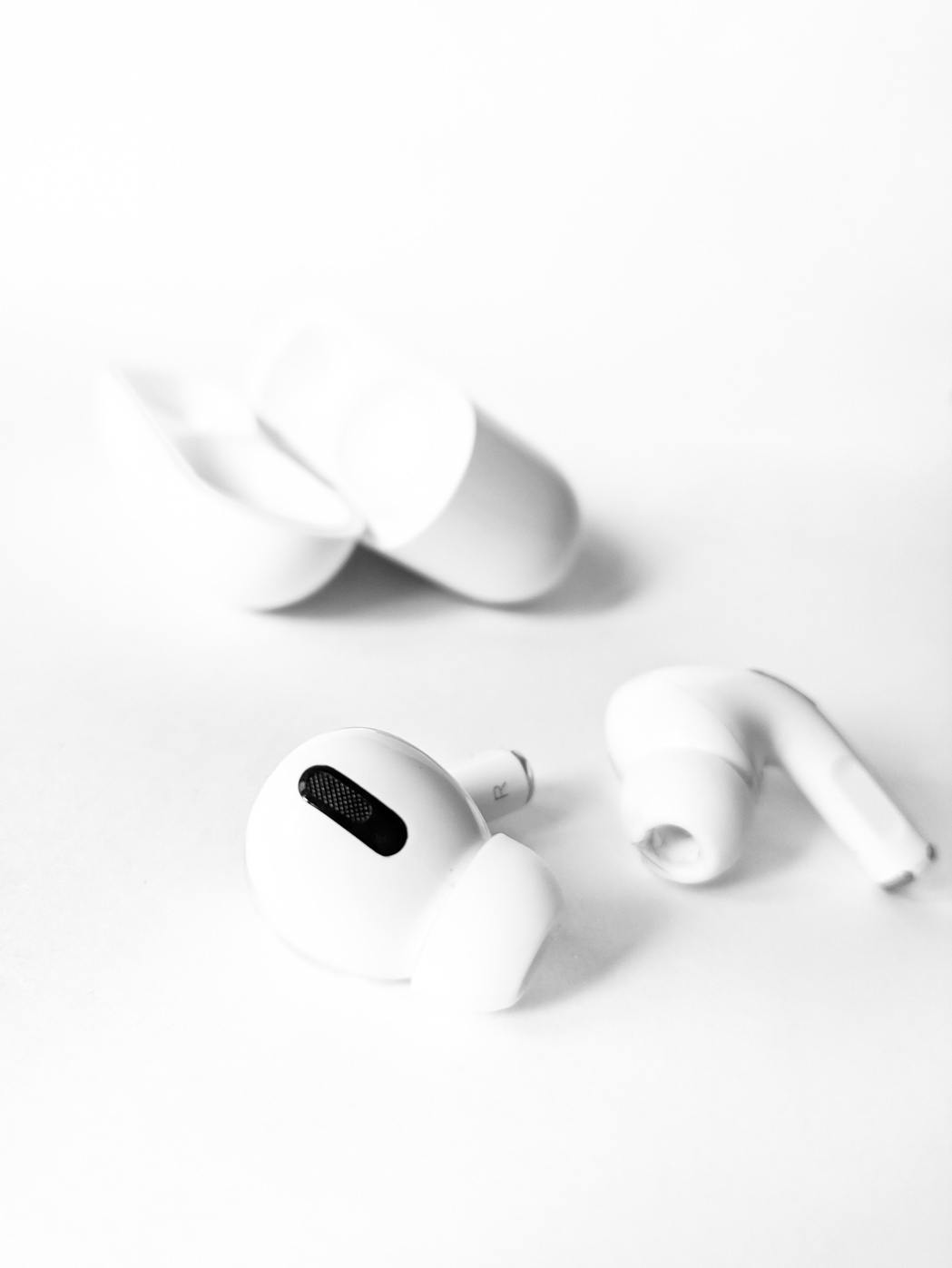 AIRPODS PRO WHITE 4K WALLPAPER